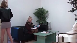 Une vieille dame se fait abuser chez le gynécologue